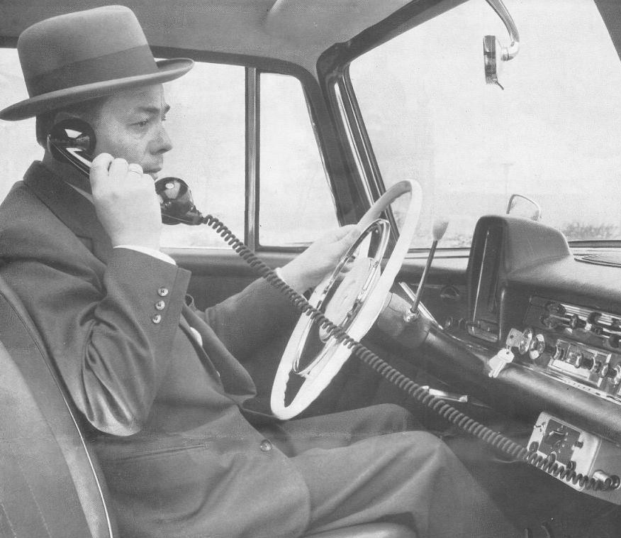 Mercedes Benz - Mann telefoniert im Oldtimer